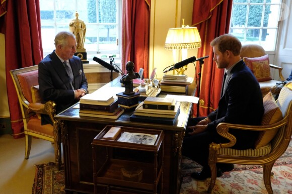 Le prince Harry enregistrant une interview de son père le prince Charles pour sa mission de rédacteur en chef invité de la matinale Today sur BBC Radio 4 le 27 décembre 2017.