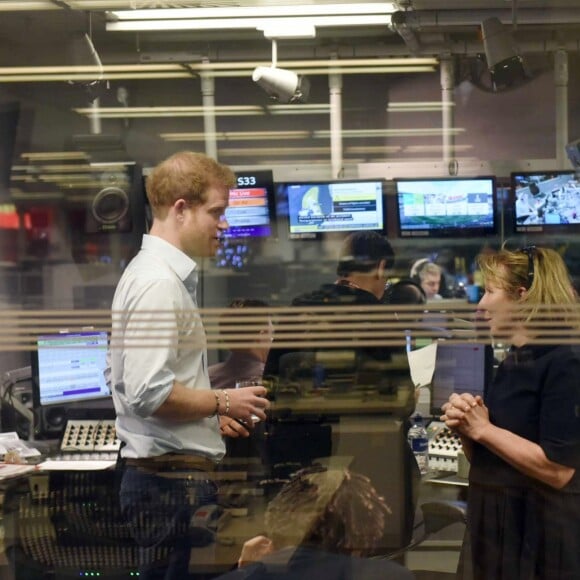 Le prince Harry dans les studios de BBC Radio 4 à Londres le 27 décembre 2017, rédacteur en chef invité de la matinale Today.