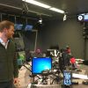 Le prince Harry avec l'animateur Justin Webb dans les studios de BBC Radio 4 à Londres le 27 décembre 2017, rédacteur en chef invité de la matinale Today.