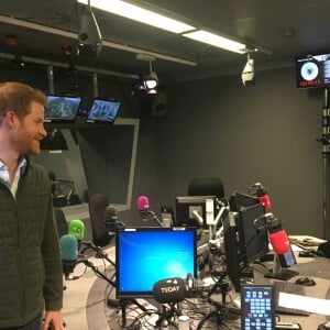 Le prince Harry avec l'animateur Justin Webb dans les studios de BBC Radio 4 à Londres le 27 décembre 2017, rédacteur en chef invité de la matinale Today.