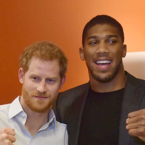 Le prince Harry avec le boxeur Anthony Joshua, qu'il a interviewé, dans les studios de BBC Radio 4 à Londres le 27 décembre 2017, rédacteur en chef invité de la matinale Today.