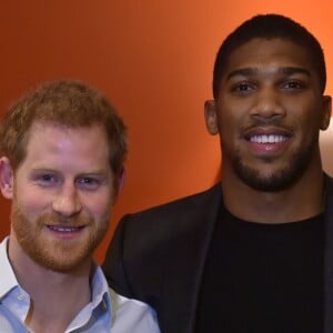 Le prince Harry avec le boxeur Anthony Joshua, qu'il a interviewé, dans les studios de BBC Radio 4 à Londres le 27 décembre 2017, rédacteur en chef invité de la matinale Today.