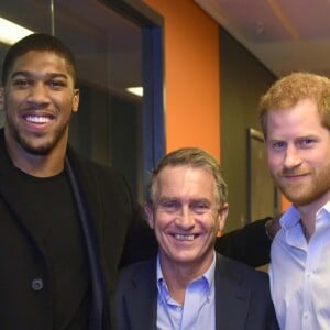 Le prince Harry avec le boxeur Anthony Joshua, qu'il a interviewé, et Gary Richardson dans les studios de BBC Radio 4 à Londres le 27 décembre 2017, rédacteur en chef invité de la matinale Today.