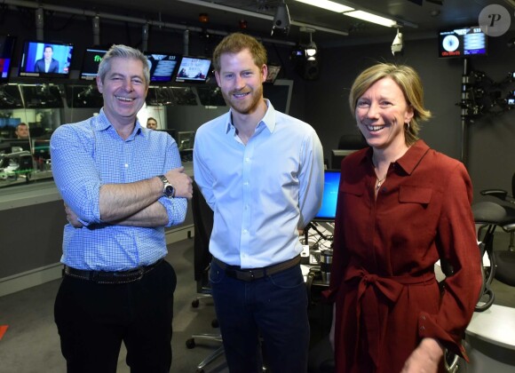Le prince Harry avec Justin Webb et Sarah Montague dans les studios de BBC Radio 4 à Londres le 27 décembre 2017, rédacteur en chef invité de la matinale Today.