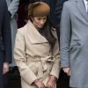 Meghan Markle fait la révérence à la reine Elizabeth II au moment de son départ avec le duc d'Edimbourg suite à la messe de Noël en l'église Sainte-Marie-Madeleine le 25 décembre 2017 à Sandringham.