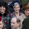 Kate Middleton, duchesse de Cambridge, enceinte, et Meghan Markle dans le cortège de la famille royale britannique arrivant à la messe de Noël à l'église Sainte-Marie-Madeleine à Sandringham, le 25 décembre 2017.