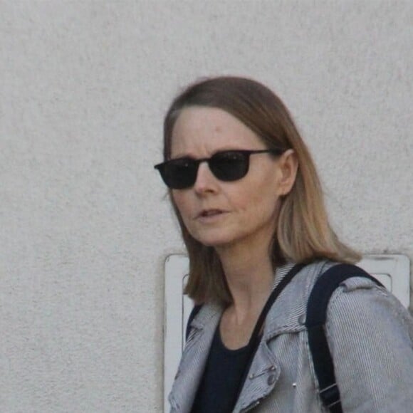 Jodie Foster fait son shooping de Noel chez Tom's Toys à Beverly Hills le 19 décembre 2017.