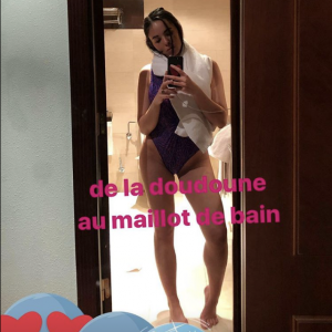 Agathe Auproux se dévoile sexy en maillot de bain échancré lors de ses vacances au ski, le 29 décembre 2017.