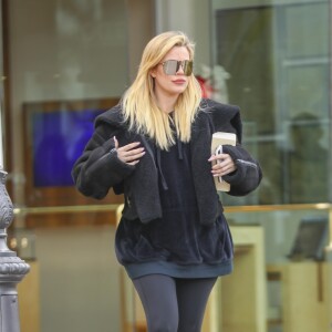 Exclusif - Khloe Kardashian, enceinte, se promène à Calabasas, le 23 décembre 2017.