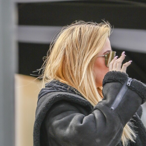 Exclusif - Khloe Kardashian, enceinte, se promène à Calabasas, le 23 décembre 2017.