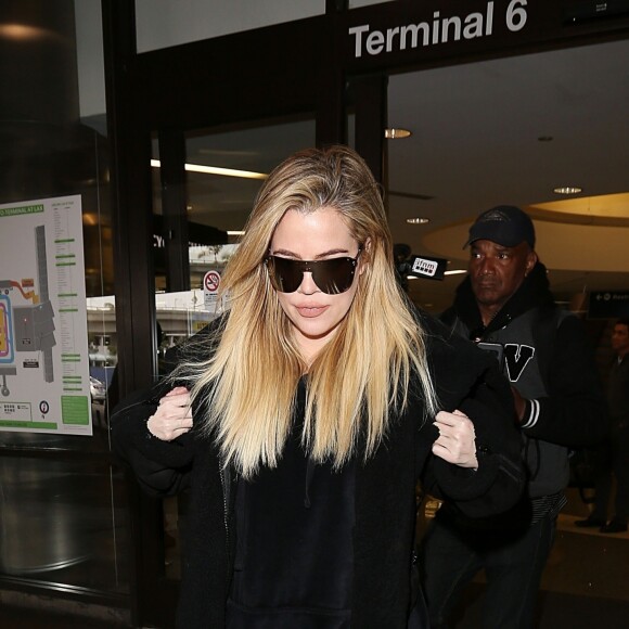 Exclusif - Khloe Kardashian, enceinte, arrive à l'aéroport de Los Angeles (LAX), le 23 décembre 2017.