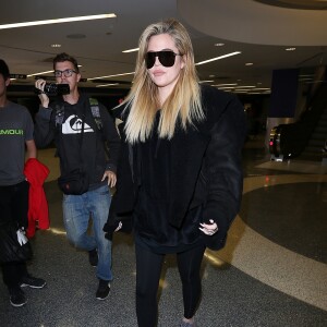 Exclusif - Khloe Kardashian, enceinte, arrive à l'aéroport de Los Angeles (LAX), le 23 décembre 2017.