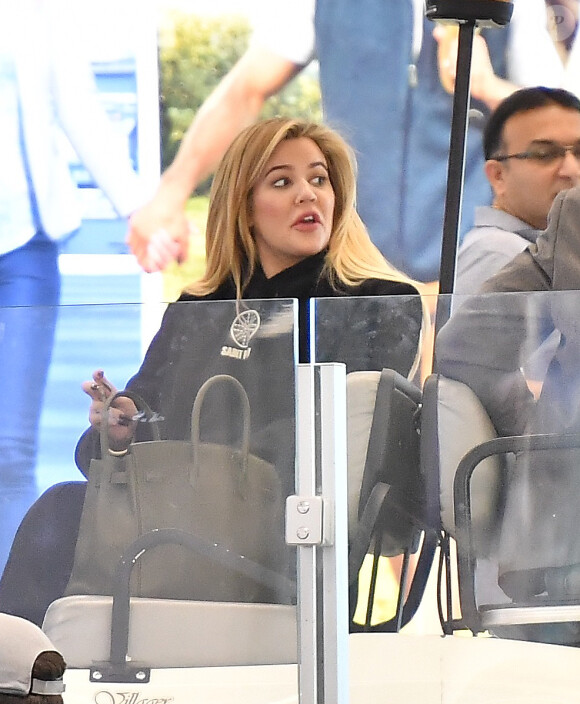 Khloe Kardashian, enceinte, arrive à l'aéroport de Los Angeles (LAX), le 15 novembre 2017.