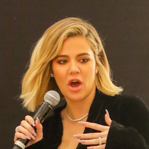 Khloe Kardashian, enceinte, fait la promotion de sa marque Good American dans le magasin Bloomingdale à New York.