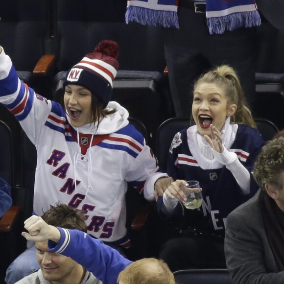 Bella et Gigi Hadid à Madison Square Garden. New York, le 19 décembre 2017.