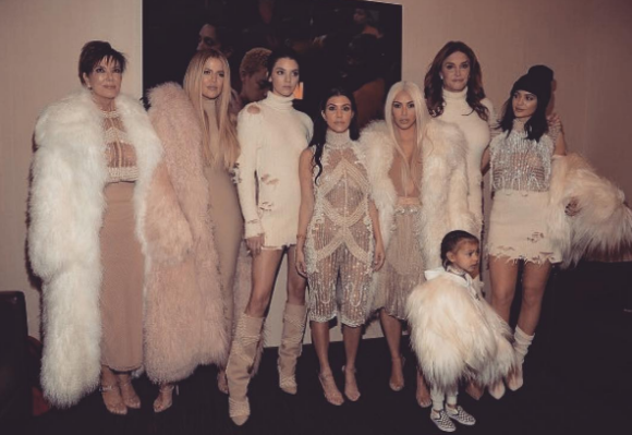 La famille Kardashian et Caitlyn Jenner (à droite) en février 2016 lors du défilé de Kanye West à New York.