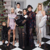Kim (et sa fille North), Kourtney (et sa fille Penelope), Khloé Kardashian, Kendall et Kris Jenner prennent la pose pour Noël. Décembre 2017.