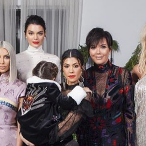 Kim (et sa fille North), Kourtney (et sa fille Penelope), Khloé Kardashian, Kendall et Kris Jenner prennent la pose pour Noël. Décembre 2017.