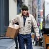 Exclusif - Daniel Day-Lewis a été aperçu dans les rues de New York. L'acteur de 60 ans porte un bonnet kaki, une veste Carhartt beige, un jean et des bottes Red Wing, le 13 décembre 2017.