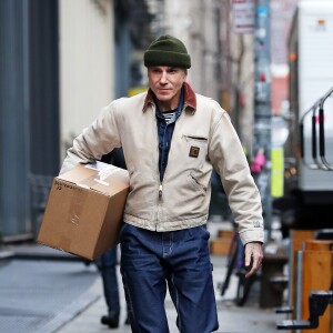 Exclusif - Daniel Day-Lewis a été aperçu dans les rues de New York. L'acteur de 60 ans porte un bonnet kaki, une veste Carhartt beige, un jean et des bottes Red Wing, le 13 décembre 2017.
