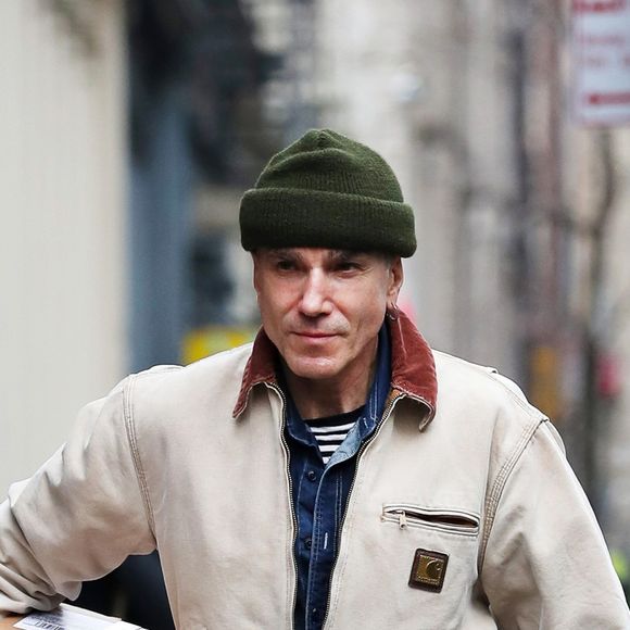 Exclusif - Daniel Day-Lewis a été aperçu dans les rues de New York. L'acteur de 60 ans porte un bonnet kaki, une veste Carhartt beige, un jean et des bottes Red Wing, le 13 décembre 2017.