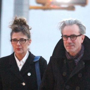 Daniel Day-Lewis et sa femme Rebecca Miller marchent main dans la main dans les rues de Manhattan à Soho, New York le 28 octobre 2016 © CPA / Bestimage