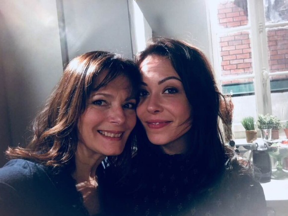 Cécilia Hornus et Dounia Coesens dans les coulisses du tournage de "Plus belle la vie". Janvier 2018.