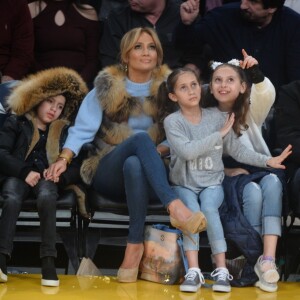 Jennifer Lopez assiste au match des Lakers avec ses enfants Maximilian et Emme et son compagnon Alex Rodriguez, également accompagné de ses enfants Natasha et Ella, à Los Angeles le 5 janvier 2018.