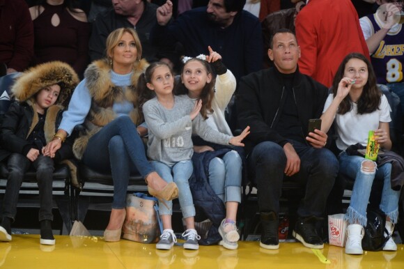 Jennifer Lopez assiste au match des Lakers avec ses enfants Maximilian et Emme et son compagnon Alex Rodriguez, également accompagné de ses enfants Natasha et Ella, à Los Angeles le 5 janvier 2018.