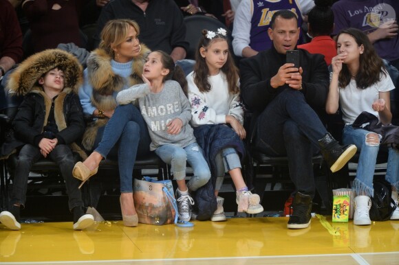 Jennifer Lopez assiste au match des Lakers avec ses enfants Maximilian et Emme et son compagnon Alex Rodriguez, également accompagné de ses enfants Natasha et Ella, à Los Angeles le 5 janvier 2018.