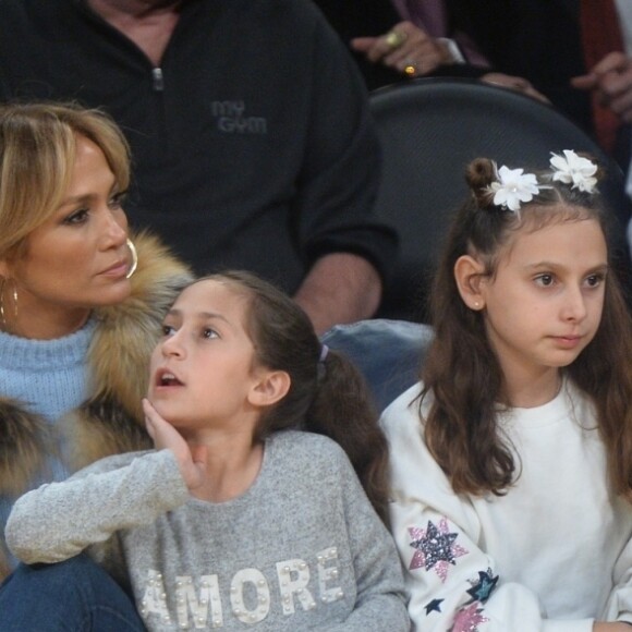 Jennifer Lopez assiste au match des Lakers avec ses enfants Maximilian et Emme et son compagnon Alex Rodriguez, également accompagné de ses enfants Natasha et Ella, à Los Angeles le 5 janvier 2018.