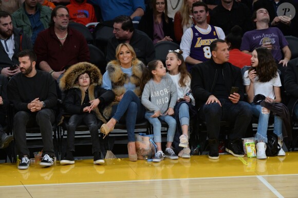 Jennifer Lopez assiste au match des Lakers avec ses enfants Maximilian et Emme et son compagnon Alex Rodriguez, également accompagné de ses enfants Natasha et Ella, à Los Angeles le 5 janvier 2018.