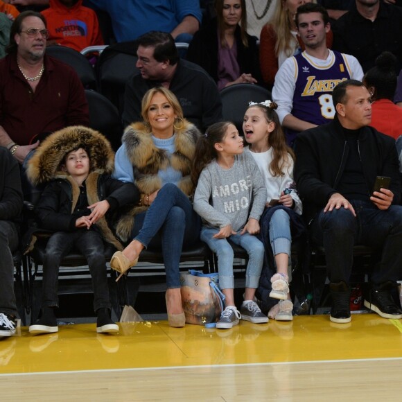 Jennifer Lopez assiste au match des Lakers avec ses enfants Maximilian et Emme et son compagnon Alex Rodriguez, également accompagné de ses enfants Natasha et Ella, à Los Angeles le 5 janvier 2018.