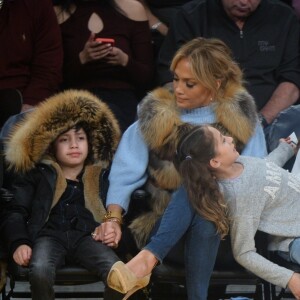 Jennifer Lopez assiste au match des Lakers avec ses enfants Maximilian et Emme et son compagnon Alex Rodriguez, également accompagné de ses enfants Natasha et Ella, à Los Angeles le 5 janvier 2018.