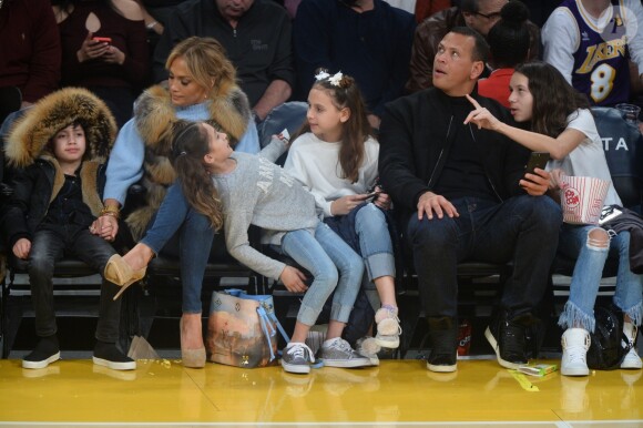 Jennifer Lopez assiste au match des Lakers avec ses enfants Maximilian et Emme et son compagnon Alex Rodriguez, également accompagné de ses enfants Natasha et Ella, à Los Angeles le 5 janvier 2018.