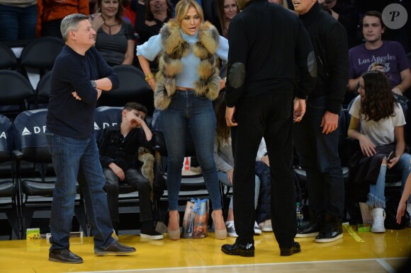 Jennifer Lopez assiste au match des Lakers avec ses enfants Maximilian et Emme et son compagnon Alex Rodriguez, également accompagné de ses enfants Natasha et Ella, à Los Angeles le 5 janvier 2018.