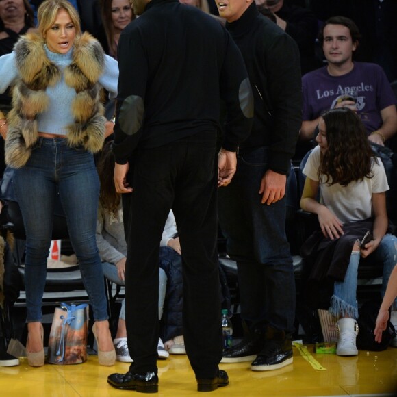 Jennifer Lopez assiste au match des Lakers avec ses enfants Maximilian et Emme et son compagnon Alex Rodriguez, également accompagné de ses enfants Natasha et Ella, à Los Angeles le 5 janvier 2018.