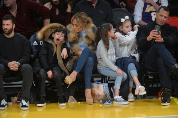 Jennifer Lopez assiste au match des Lakers avec ses enfants Maximilian et Emme et son compagnon Alex Rodriguez, également accompagné de ses enfants Natasha et Ella, à Los Angeles le 5 janvier 2018.