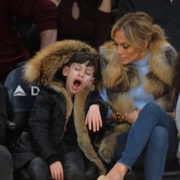 Jennifer Lopez assiste au match des Lakers avec ses enfants Maximilian et Emme et son compagnon Alex Rodriguez, également accompagné de ses enfants Natasha et Ella, à Los Angeles le 5 janvier 2018.