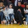 Jennifer Lopez assiste au match des Lakers avec ses enfants Maximilian et Emme et son compagnon Alex Rodriguez, également accompagné de ses enfants Natasha et Ella, à Los Angeles le 5 janvier 2018.