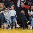 Jennifer Lopez assiste au match des Lakers avec ses enfants Maximilian et Emme et son compagnon Alex Rodriguez, également accompagné de ses enfants Natasha et Ella, à Los Angeles le 5 janvier 2018.