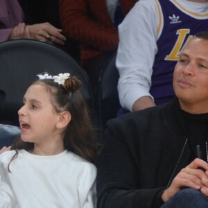 Jennifer Lopez assiste au match des Lakers avec ses enfants Maximilian et Emme et son compagnon Alex Rodriguez, également accompagné de ses enfants Natasha et Ella, à Los Angeles le 5 janvier 2018.