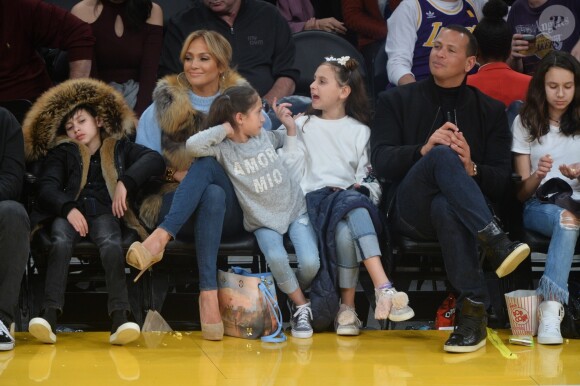 Jennifer Lopez assiste au match des Lakers avec ses enfants Maximilian et Emme et son compagnon Alex Rodriguez, également accompagné de ses enfants Natasha et Ella, à Los Angeles le 5 janvier 2018.