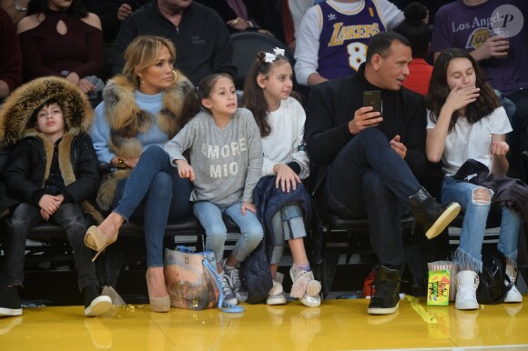 Jennifer Lopez assiste au match des Lakers avec ses enfants Maximilian et Emme et son compagnon Alex Rodriguez, également accompagné de ses enfants Natasha et Ella, à Los Angeles le 5 janvier 2018.