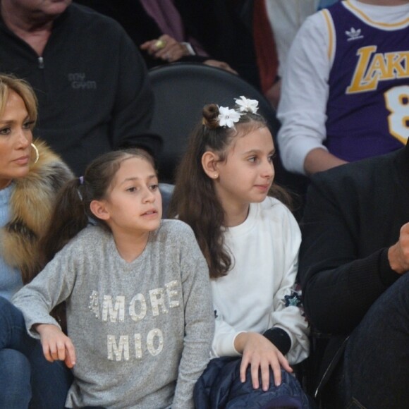 Jennifer Lopez assiste au match des Lakers avec ses enfants Maximilian et Emme et son compagnon Alex Rodriguez, également accompagné de ses enfants Natasha et Ella, à Los Angeles le 5 janvier 2018.