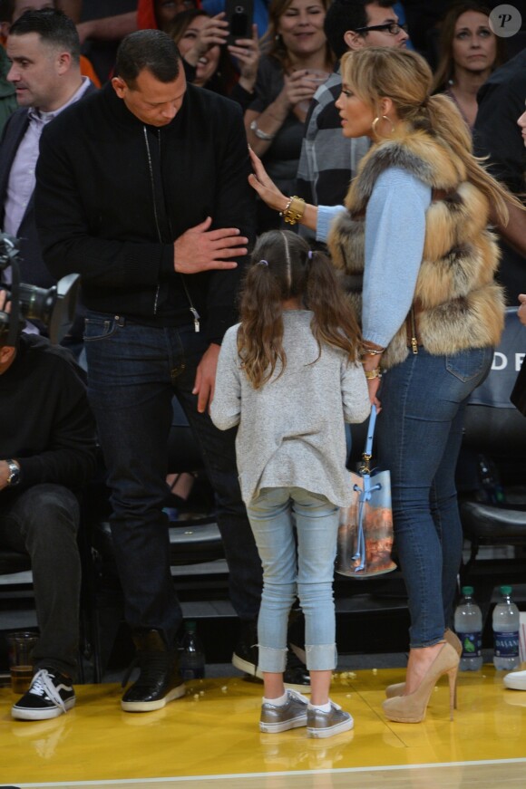 Jennifer Lopez assiste au match des Lakers avec ses enfants Maximilian et Emme et son compagnon Alex Rodriguez, également accompagné de ses enfants Natasha et Ella, à Los Angeles le 5 janvier 2018.