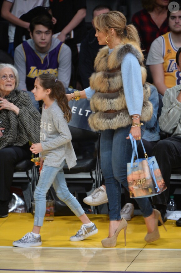 Jennifer Lopez assiste au match des Lakers avec ses enfants Maximilian et Emme et son compagnon Alex Rodriguez, également accompagné de ses enfants Natasha et Ella, à Los Angeles le 5 janvier 2018.