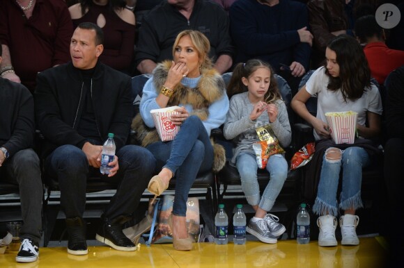 Jennifer Lopez assiste au match des Lakers avec ses enfants Maximilian et Emme et son compagnon Alex Rodriguez, également accompagné de ses enfants Natasha et Ella, à Los Angeles le 5 janvier 2018.