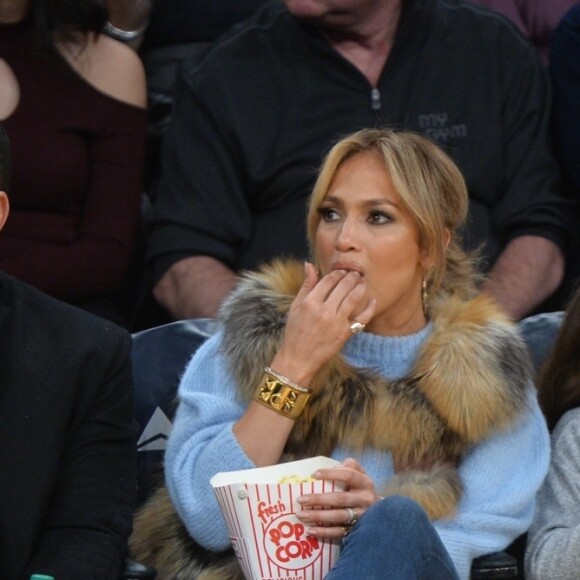 Jennifer Lopez assiste au match des Lakers avec ses enfants Maximilian et Emme et son compagnon Alex Rodriguez, également accompagné de ses enfants Natasha et Ella, à Los Angeles le 5 janvier 2018.