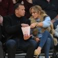 Jennifer Lopez assiste au match des Lakers avec ses enfants Maximilian et Emme et son compagnon Alex Rodriguez, également accompagné de ses enfants Natasha et Ella, à Los Angeles le 5 janvier 2018.
